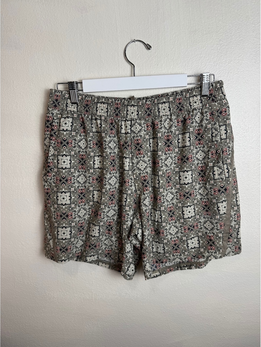 Legends Gray Paisley Print Athletic Shorts Men’s Elastic Waist